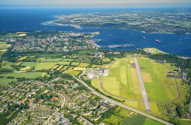Luftbild Flughafen Kiel mit Kieler Förde und Ostsee