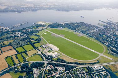 Luftbild Flughafen Kiel mit Kieler Förde und Ostsee