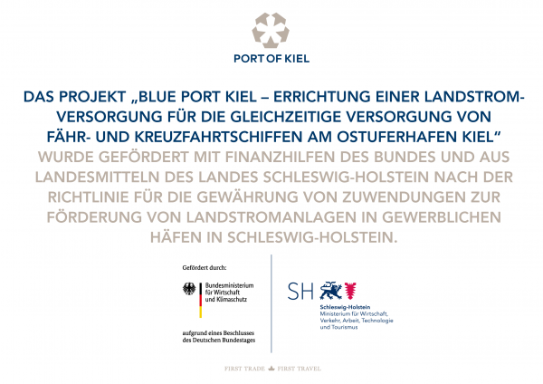 Auf dem Förderschild steht geschrieben: Das Projektwurde gefördert mit Finanzhilfen des Bundes und aus Landesmitteln des Landes S-H nach der Richtlinie für die Gewährleistung von Zuwendungen zur Förderung von Landstromanlagen in Gewerblichen Häfen in S-H.