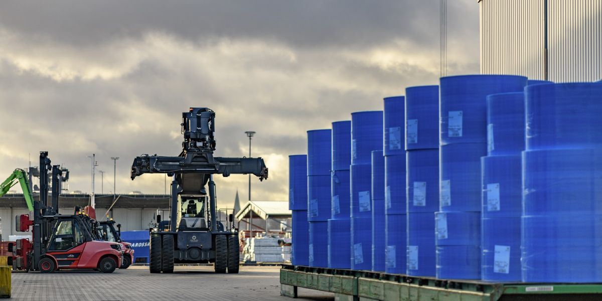 Reachstacker and paper reels