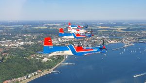 Luftbild mit 4 PC9-Maschinen im Formationsflug