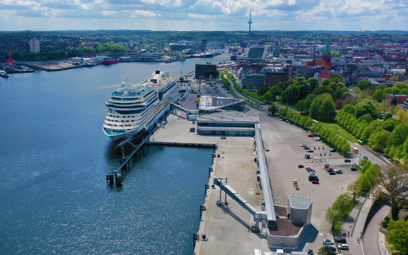 Landstromanlage am Ostseekai mit Kreuzfahrtschiff