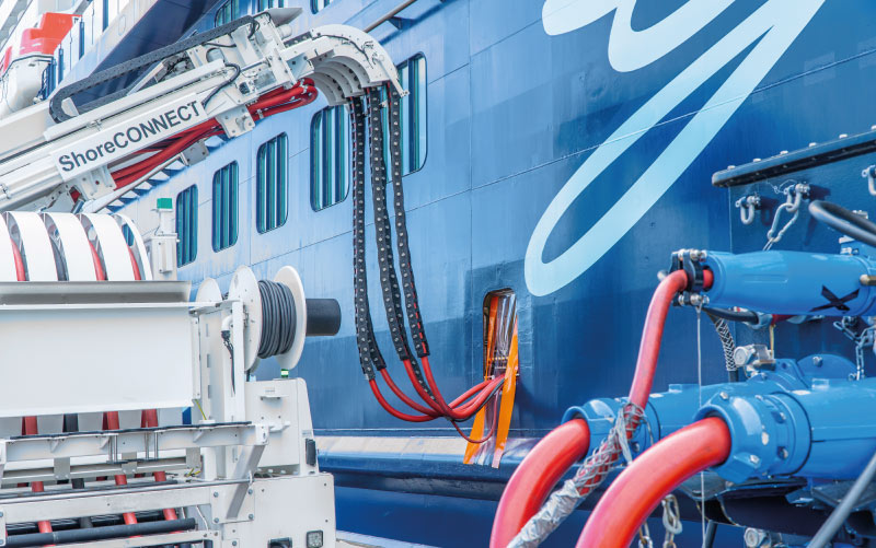 Shore power plug in the foreground, cable wagon in the background. The cable wagon establishes the connection between connection point and ship.