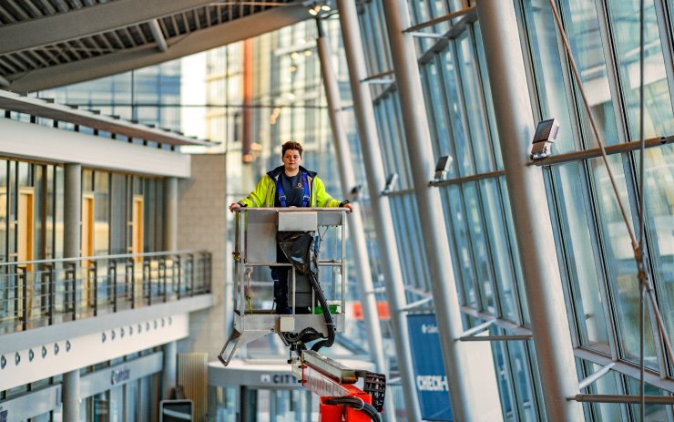 Employee on a work platform in the Norwaykai terminal