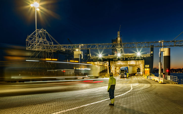 Frachtschiff am Ostuferhafen wird entladen